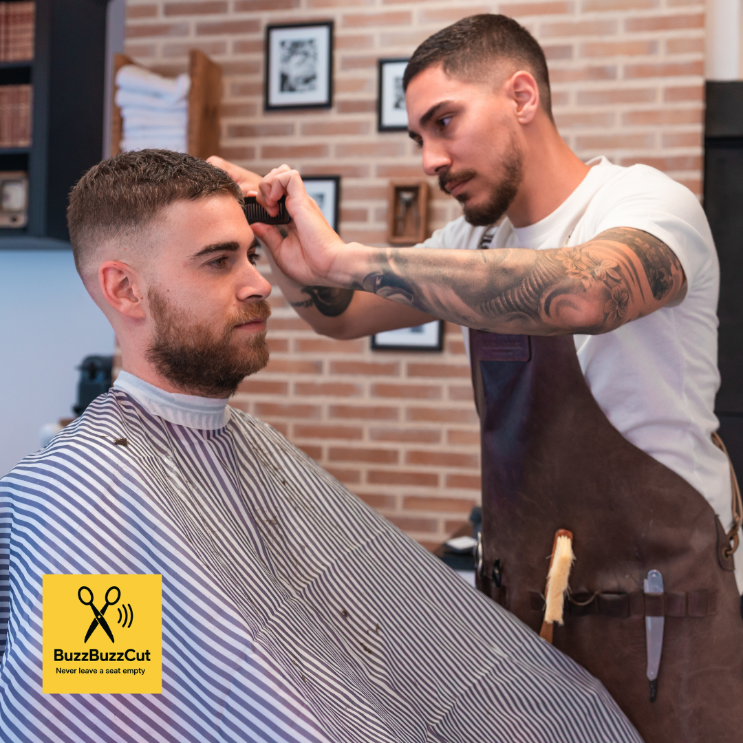 Barber knipt klant in kapsalon na afspraak via kappers boekingsapp