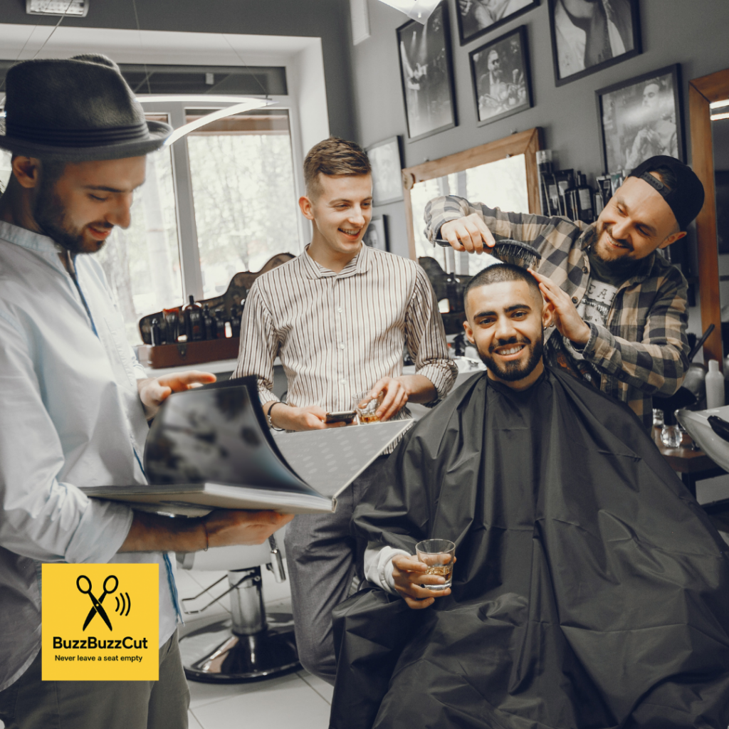 Gezellige barbershop met klanten en barber via kappers boekingsapp