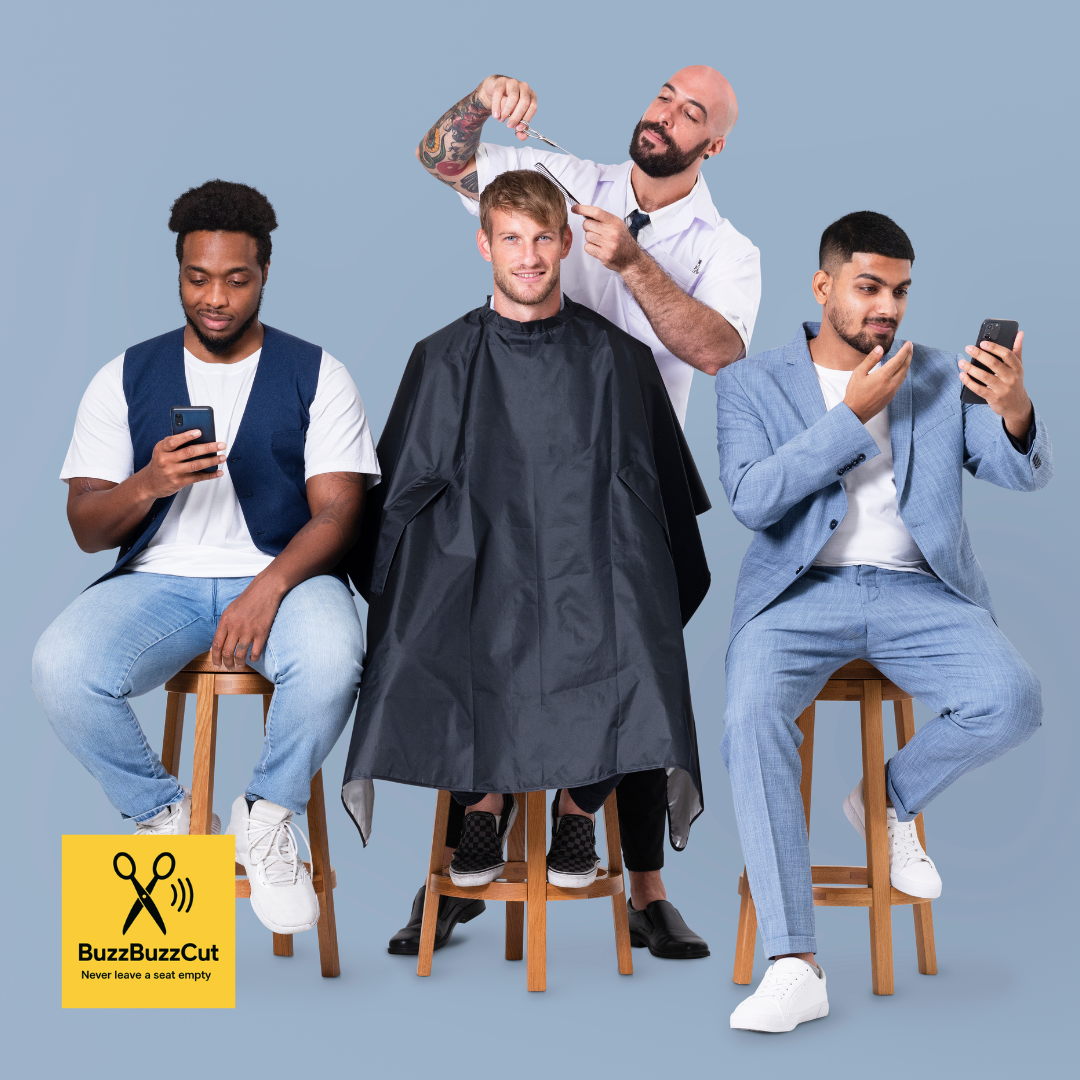 Mannen wachten en boeken via kappers boekingsapp terwijl barber knipt