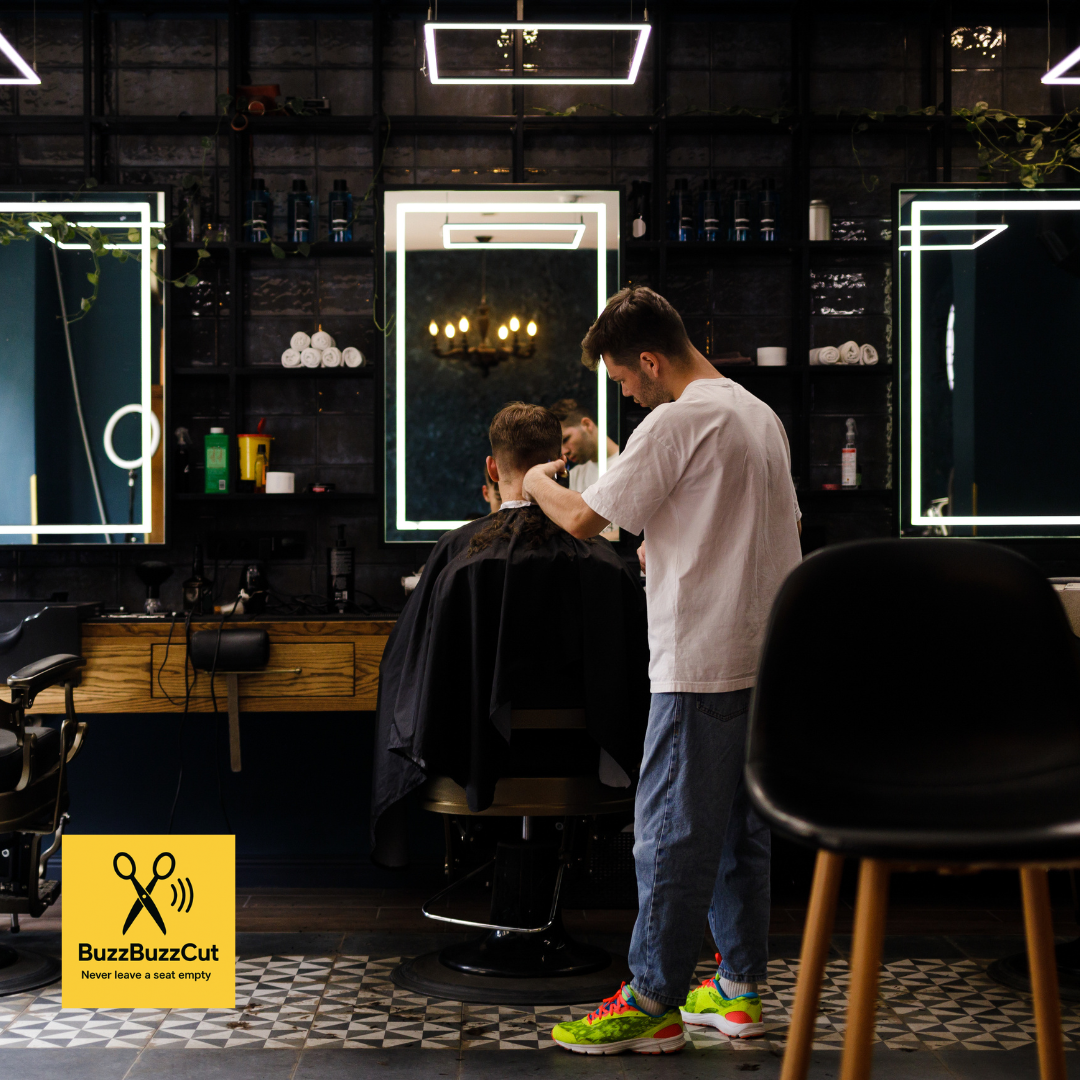 Barber knipt klant in moderne salon via kappers boekingsapp afspraak